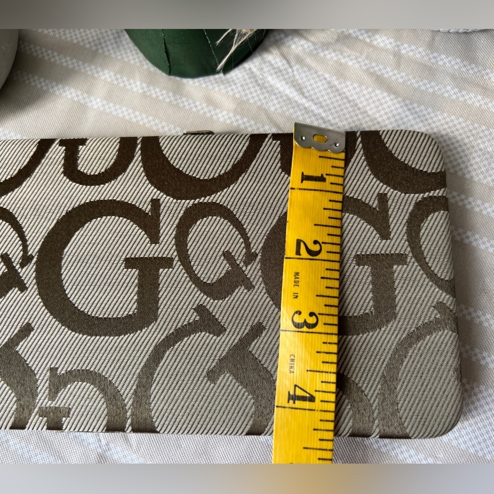🌸4/$25 Gold/Tan “G” snap wallet/clutch - Picture 4 of 10